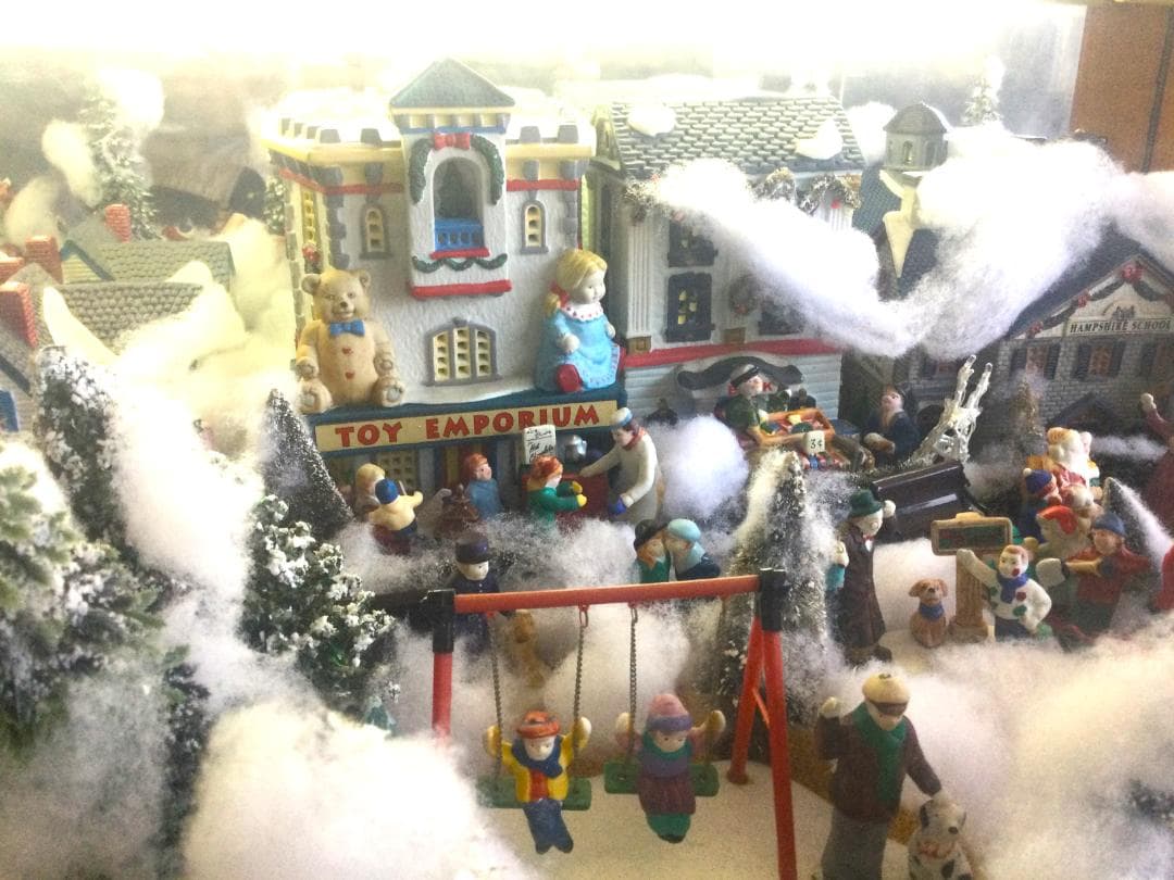 クリスマスジオラマ　冬のミニチュア　ガラスショーケース　照明　陶器　ヴィレッジ