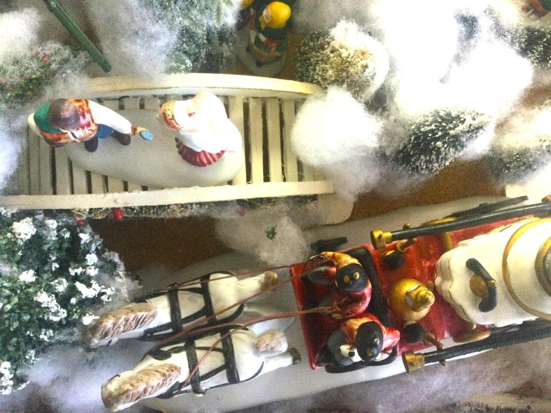 クリスマスジオラマ　冬のミニチュア　ガラスショーケース　照明　陶器　ヴィレッジ