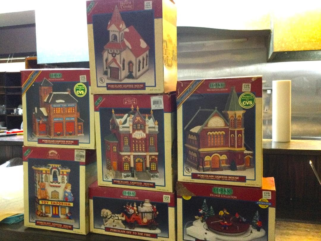 クリスマスジオラマ　冬のミニチュア　ガラスショーケース　照明　陶器　ヴィレッジ