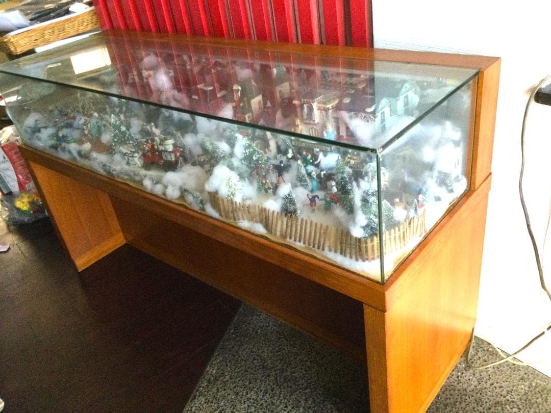 クリスマスジオラマ　冬のミニチュア　ガラスショーケース　照明　陶器　ヴィレッジ