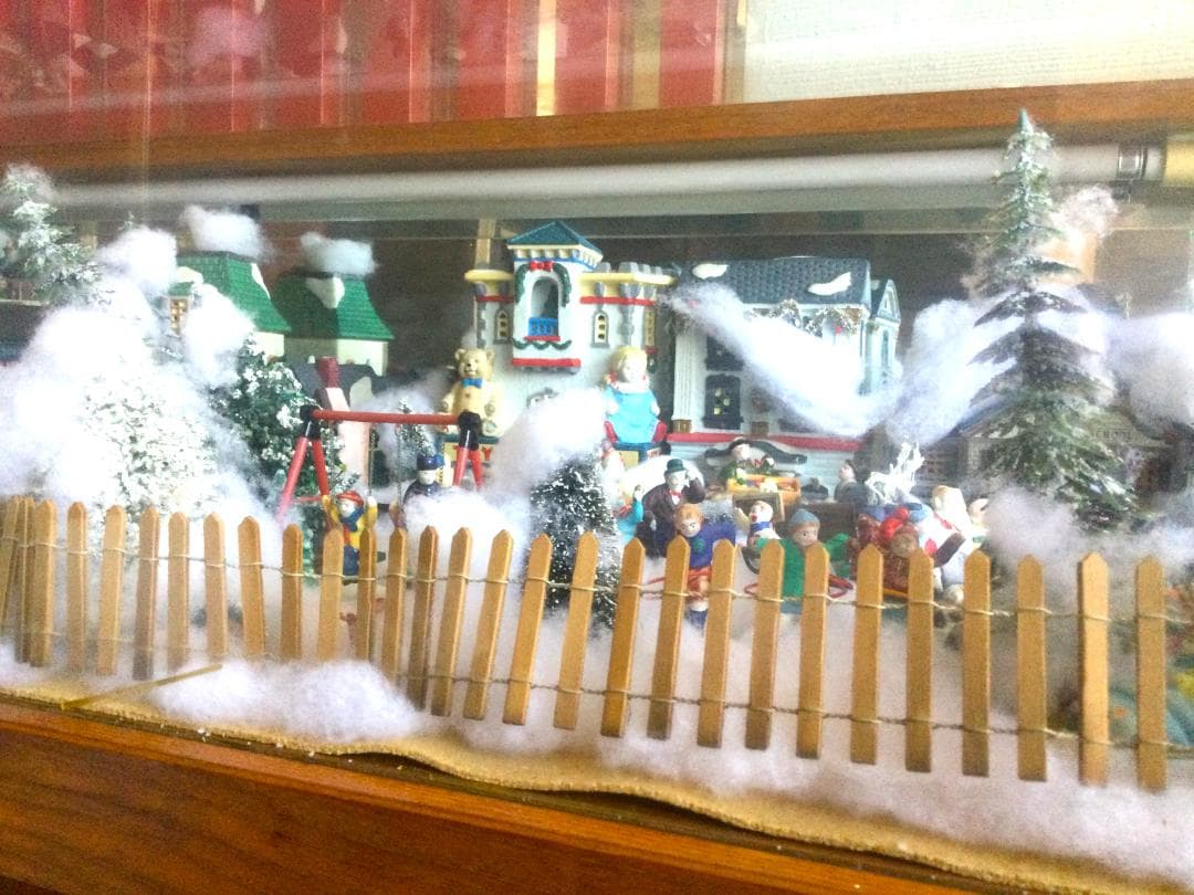 クリスマスジオラマ　冬のミニチュア　ガラスショーケース　照明　陶器　ヴィレッジ