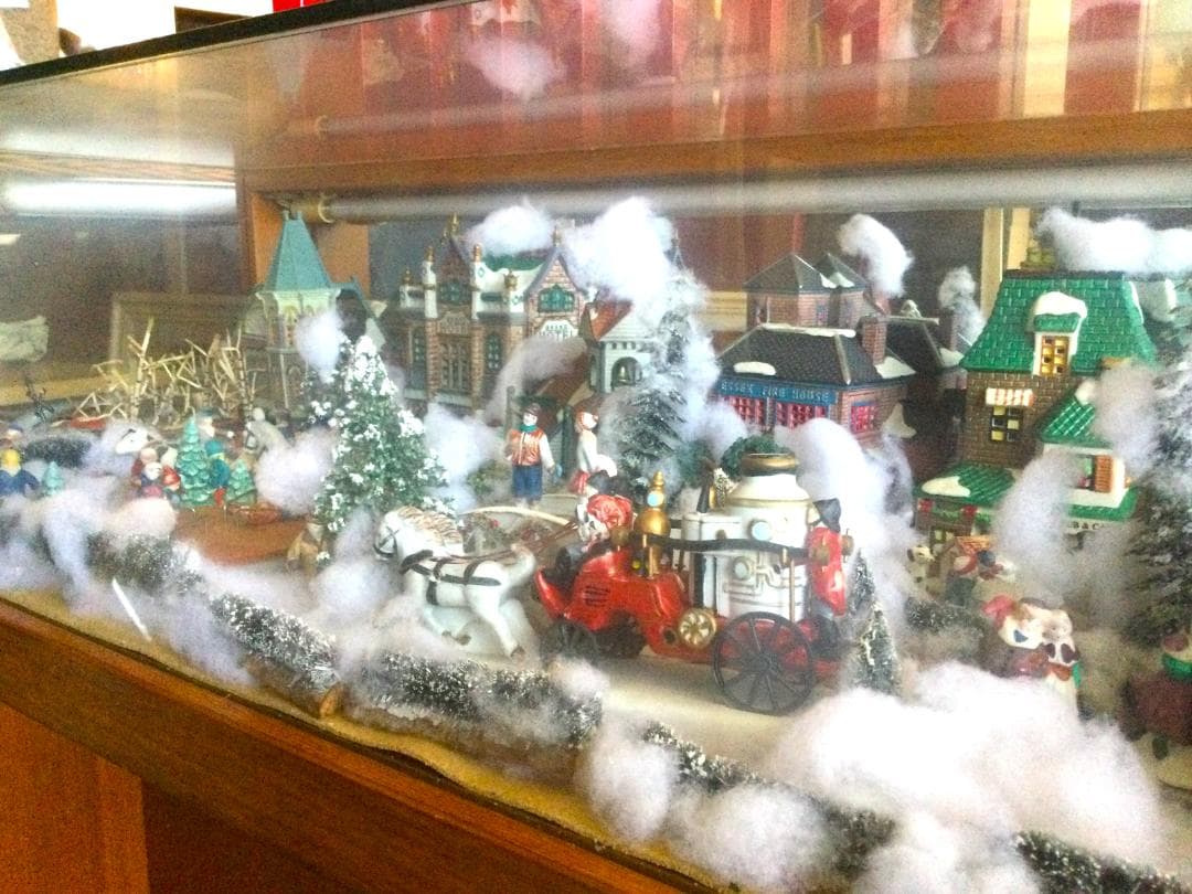 クリスマスジオラマ　冬のミニチュア　ガラスショーケース　照明　陶器　ヴィレッジ