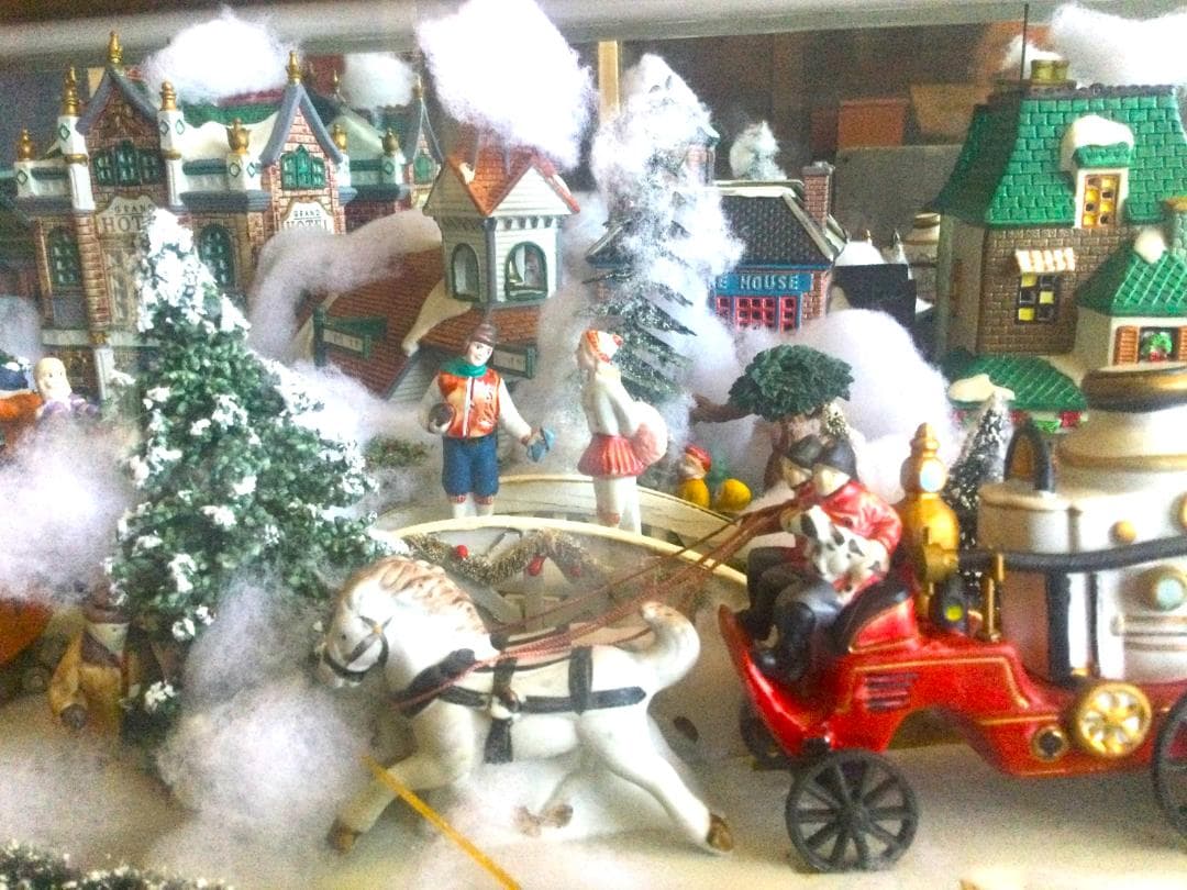 クリスマスジオラマ　冬のミニチュア　ガラスショーケース　照明　陶器　ヴィレッジ