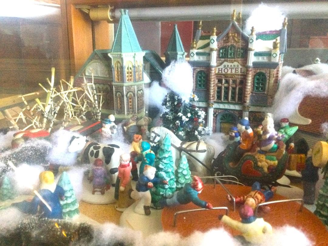 クリスマスジオラマ　冬のミニチュア　ガラスショーケース　照明　陶器　ヴィレッジ