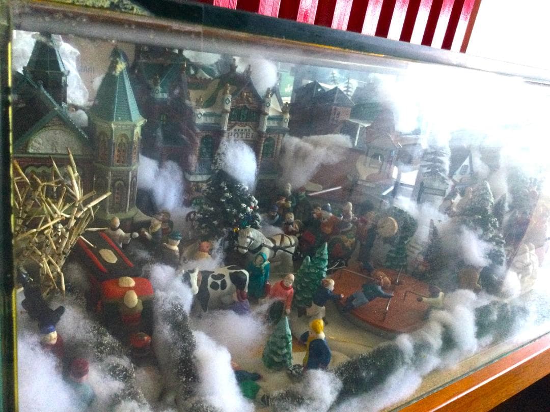 クリスマスジオラマ　冬のミニチュア　ガラスショーケース　照明　陶器　ヴィレッジ