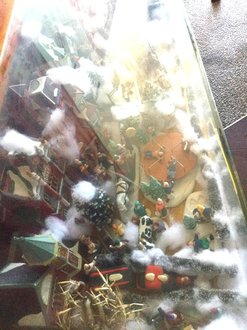 クリスマスジオラマ　冬のミニチュア　ガラスショーケース　照明　陶器　ヴィレッジ