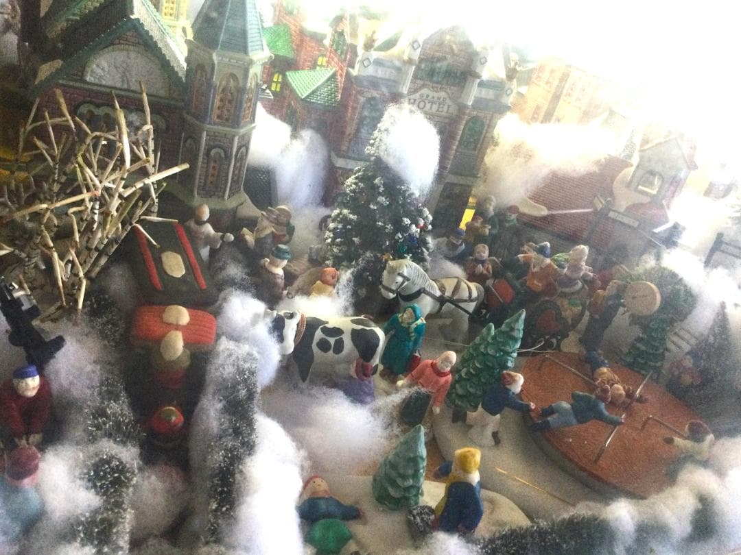 クリスマスジオラマ　冬のミニチュア　ガラスショーケース　照明　陶器　ヴィレッジ