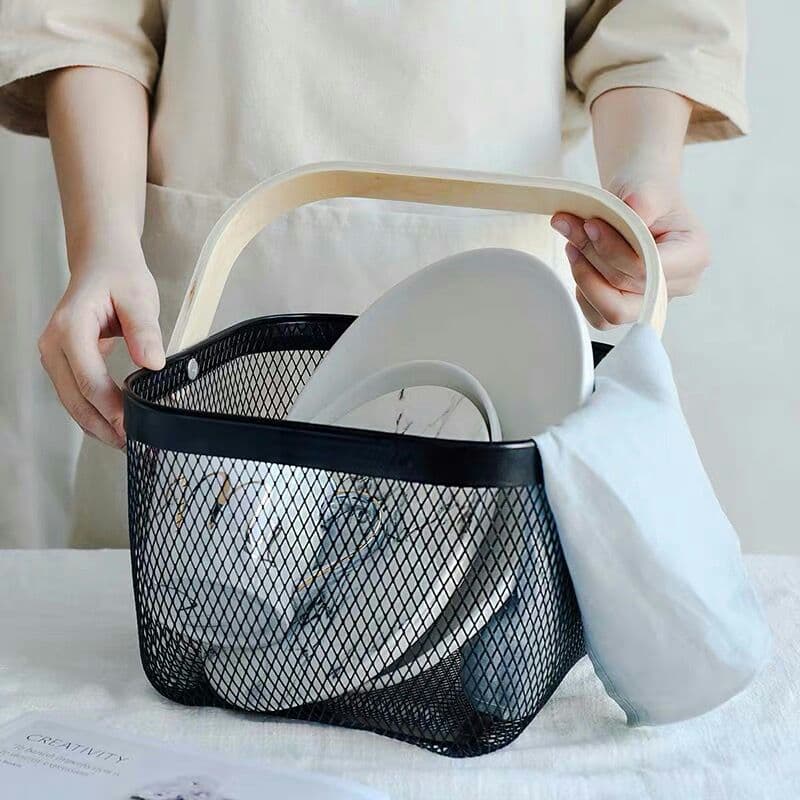 アイデア鉄工芸家は、テーブルにフルーツバスケットを収納します