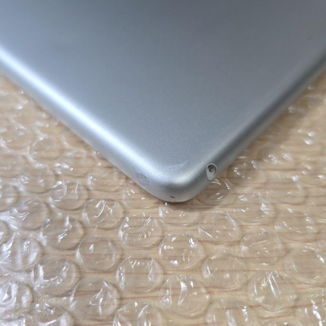 a*m様 iPad 8◼️バッテリー良品◼️純正充電ケーブルアダプタ付属■205