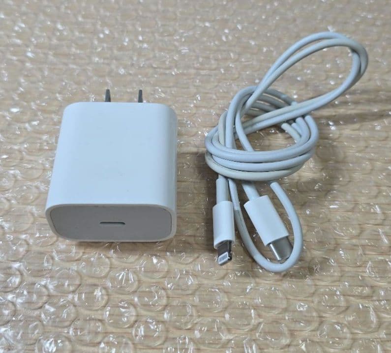 a*m様 iPad 8◼️バッテリー良品◼️純正充電ケーブルアダプタ付属■205