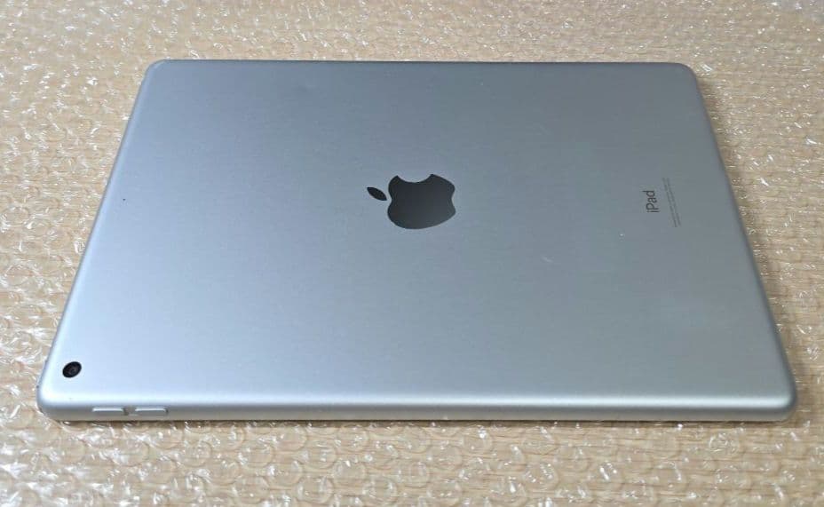 a*m様 iPad 8◼️バッテリー良品◼️純正充電ケーブルアダプタ付属■205