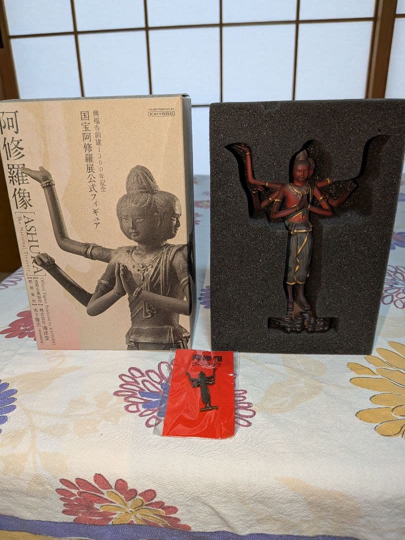 阿修羅像とファンクラブピンバッジのセット　国宝阿修羅展公式フィギュア　海洋堂