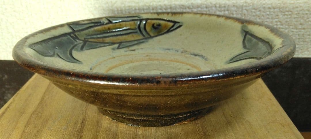 人間国宝 金城次郎 魚紋皿 栞 共箱 美品 壺屋焼 壷屋焼 やちむん 魚2匹