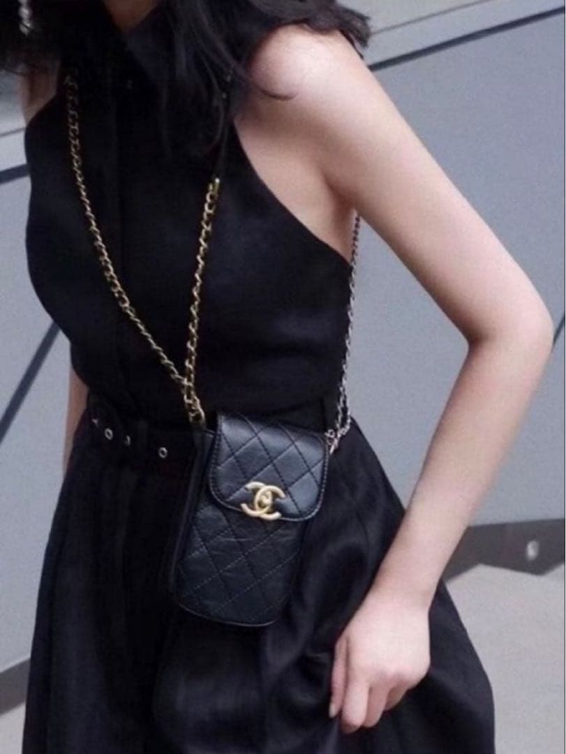 CHANEL ショルダーチェーン付きスマホホルダーとミニポーチ ❣️￼【新品￼】