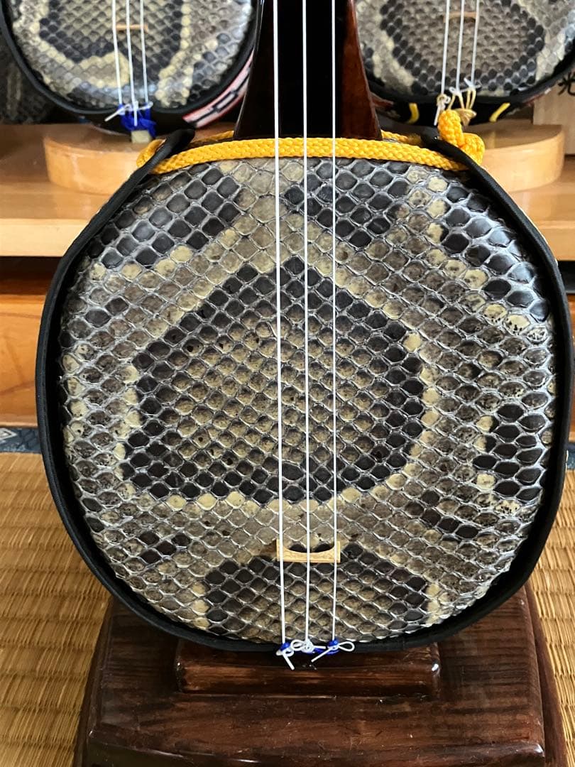 沖縄三線貴重本島産黒木鶉目与那城型本皮一枚張りスンチ塗り期間限定出品