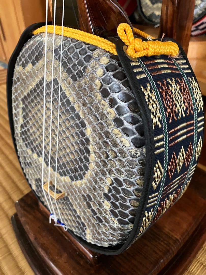 沖縄三線貴重本島産黒木鶉目与那城型本皮一枚張りスンチ塗り期間限定出品