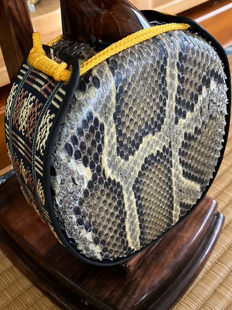 沖縄三線貴重本島産黒木鶉目与那城型本皮一枚張りスンチ塗り期間限定出品