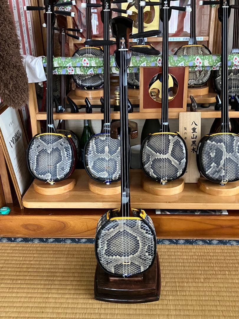 沖縄三線貴重本島産黒木鶉目与那城型本皮一枚張りスンチ塗り期間限定出品