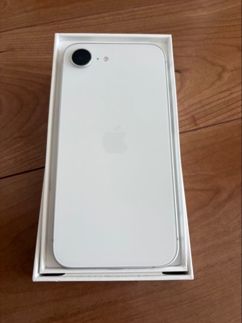 ほぼ新品　Apple iPhone 16e ホワイト 本体 充電ケーブル付き