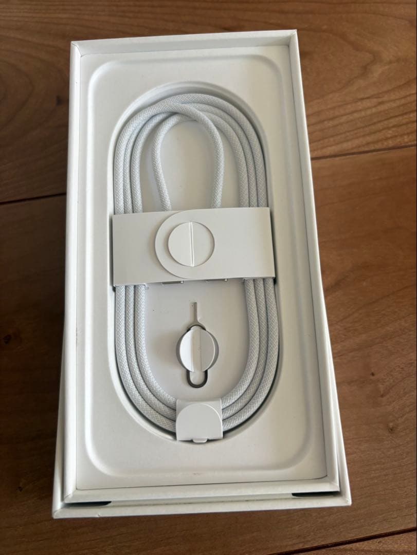 ほぼ新品　Apple iPhone 16e ホワイト 本体 充電ケーブル付き