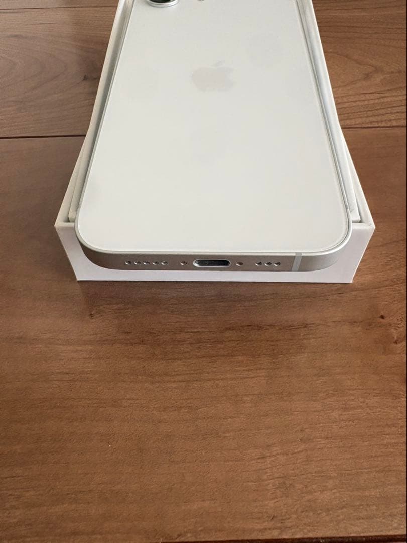 ほぼ新品　Apple iPhone 16e ホワイト 本体 充電ケーブル付き