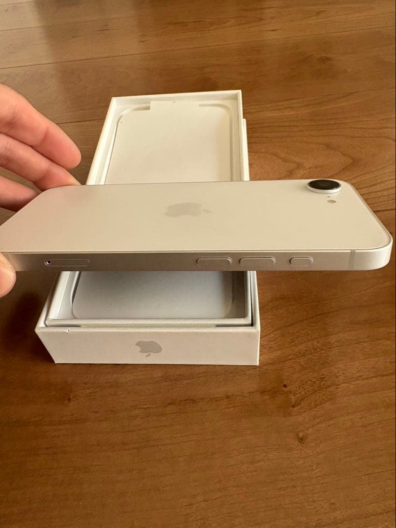 ほぼ新品　Apple iPhone 16e ホワイト 本体 充電ケーブル付き