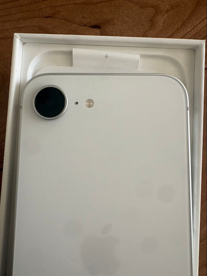 ほぼ新品　Apple iPhone 16e ホワイト 本体 充電ケーブル付き