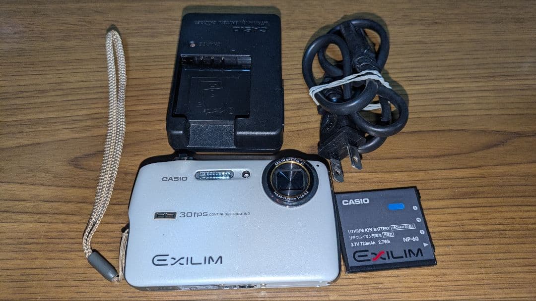 CASIO EXILIM EX-FS10 美品　取説、充電器他、付属品付