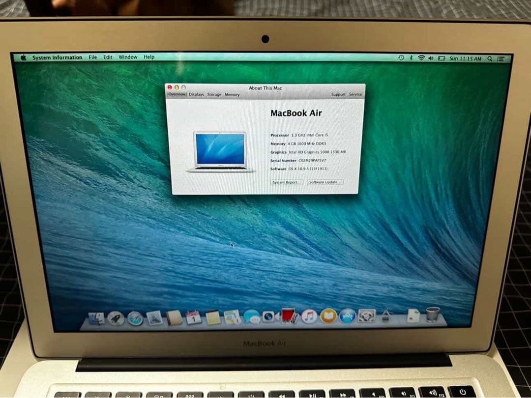 シルバーの 13インチ　MacBook Air