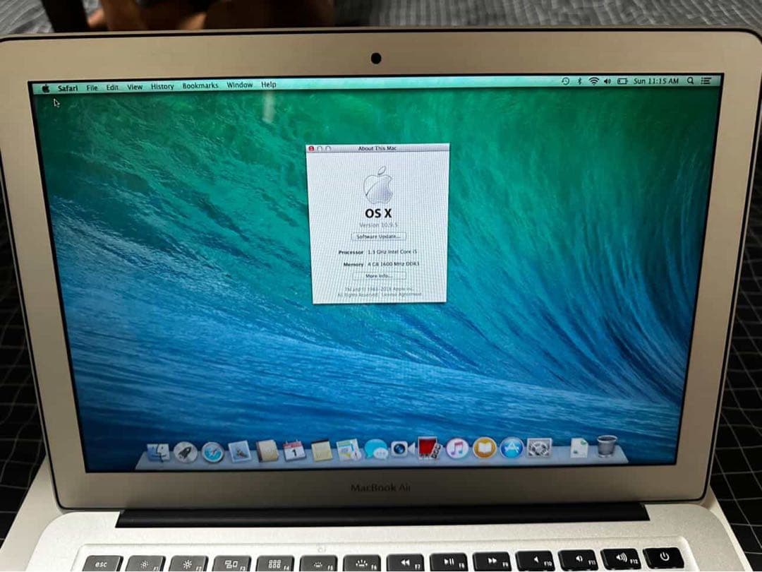 シルバーの 13インチ　MacBook Air