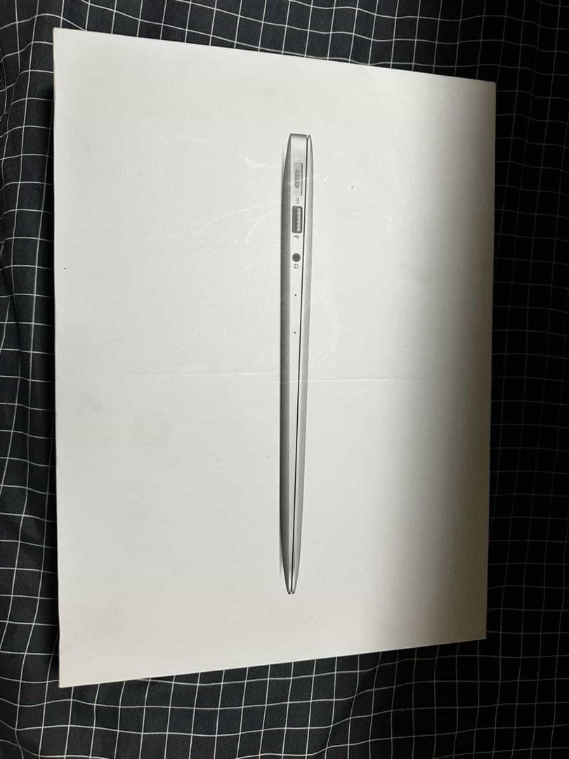 シルバーの 13インチ　MacBook Air