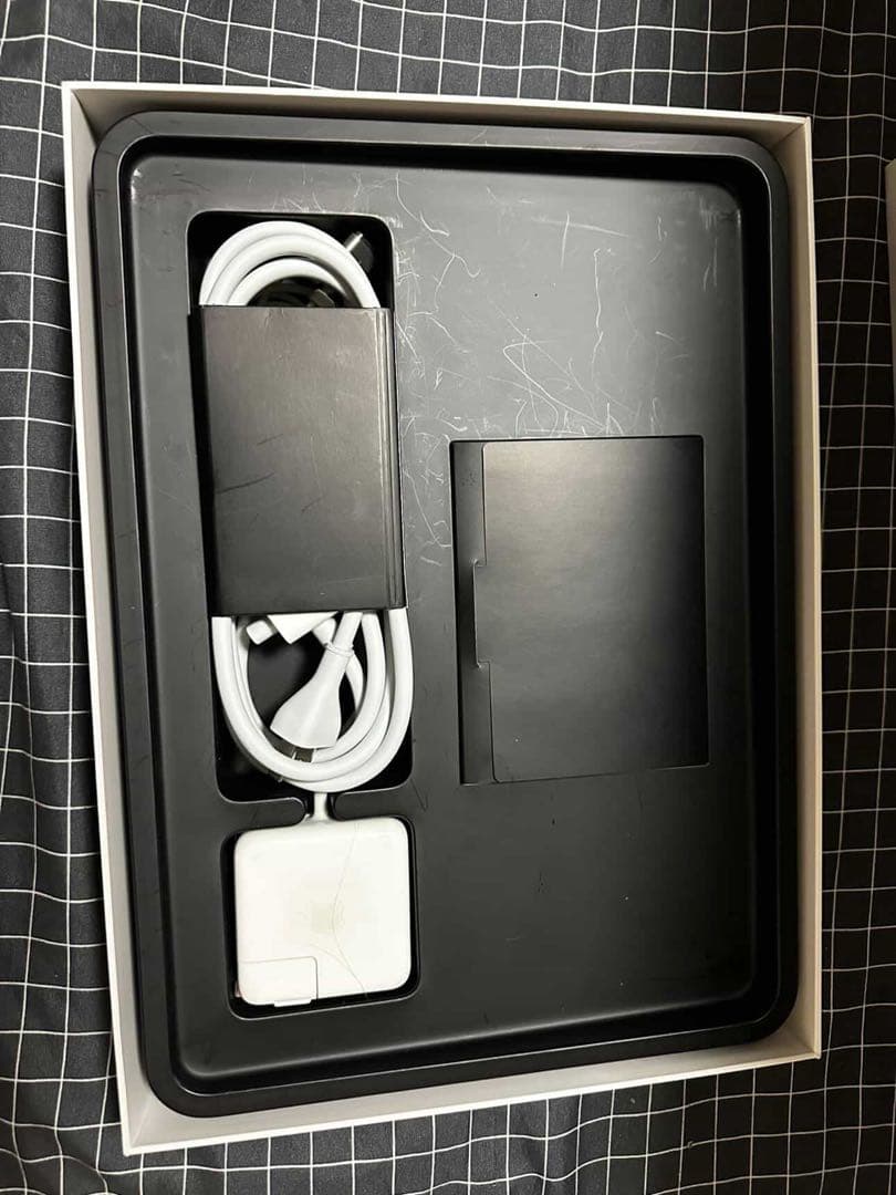 シルバーの 13インチ　MacBook Air