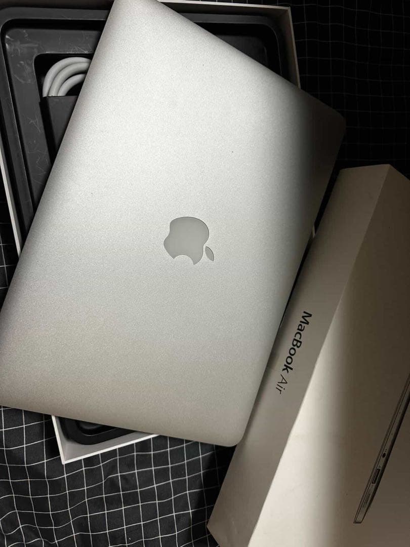 シルバーの 13インチ　MacBook Air