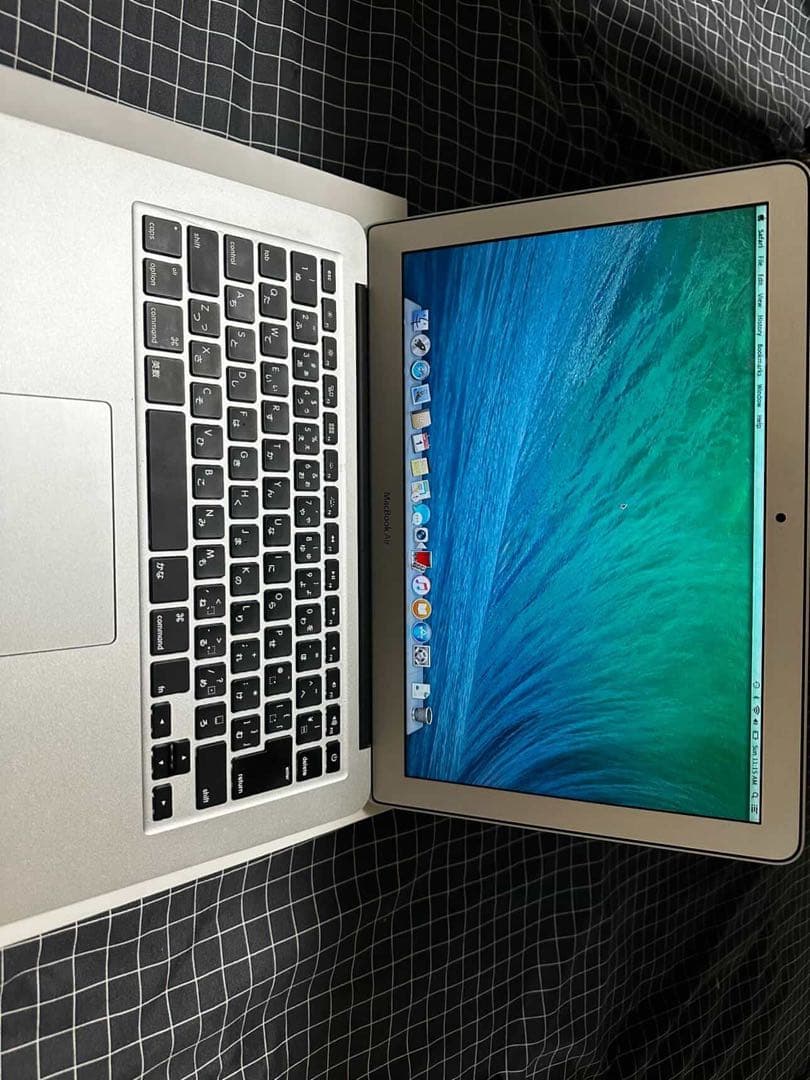 シルバーの 13インチ　MacBook Air