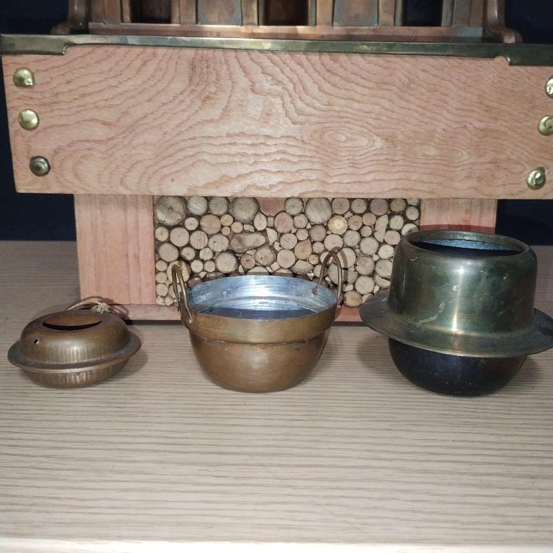 伝統的な雛人形飾り 銅と木製