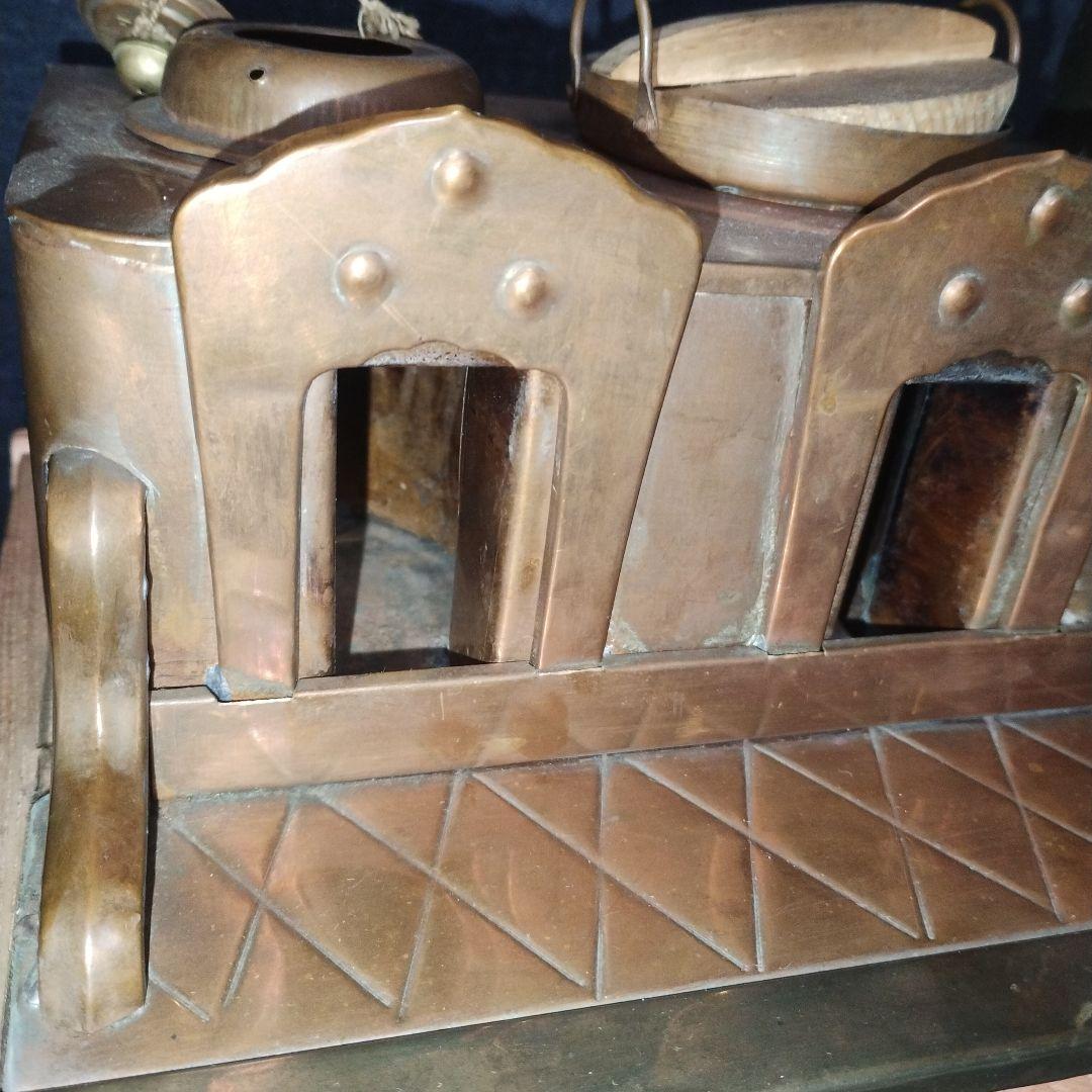 伝統的な雛人形飾り 銅と木製