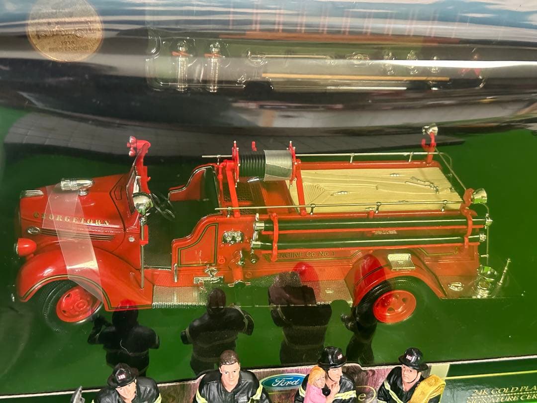 未開封　signature 1/24サイズ　1938フォード　消防車&消防士