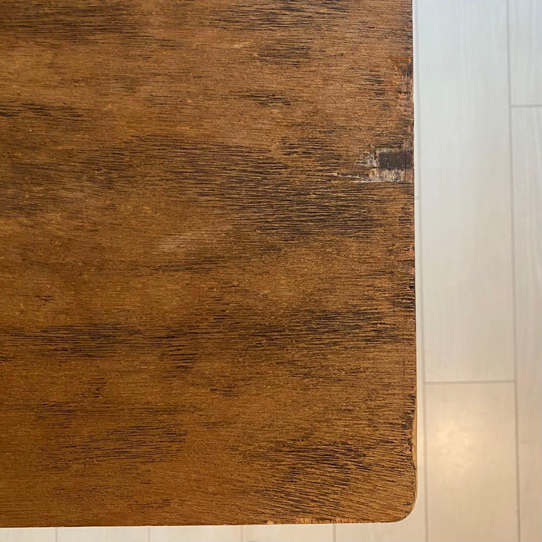 アイアン脚のシンプルなテーブル