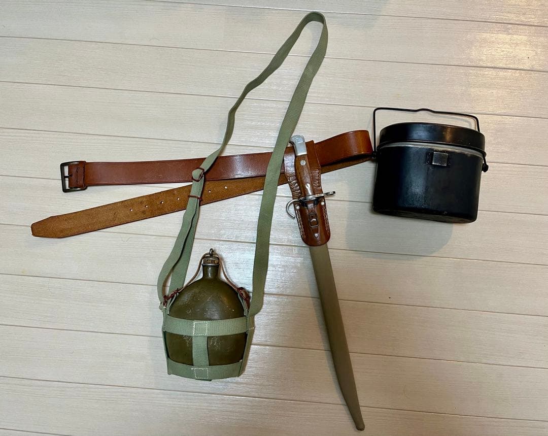 日本陸軍　下士官兵必需品　帯革・三十年式銃剣(模造刀身)水筒・飯盒セット