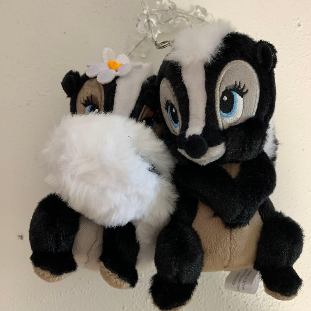 ディズニーストア　フラワー　ミススカンク　ぬいぐるみキーホルダー