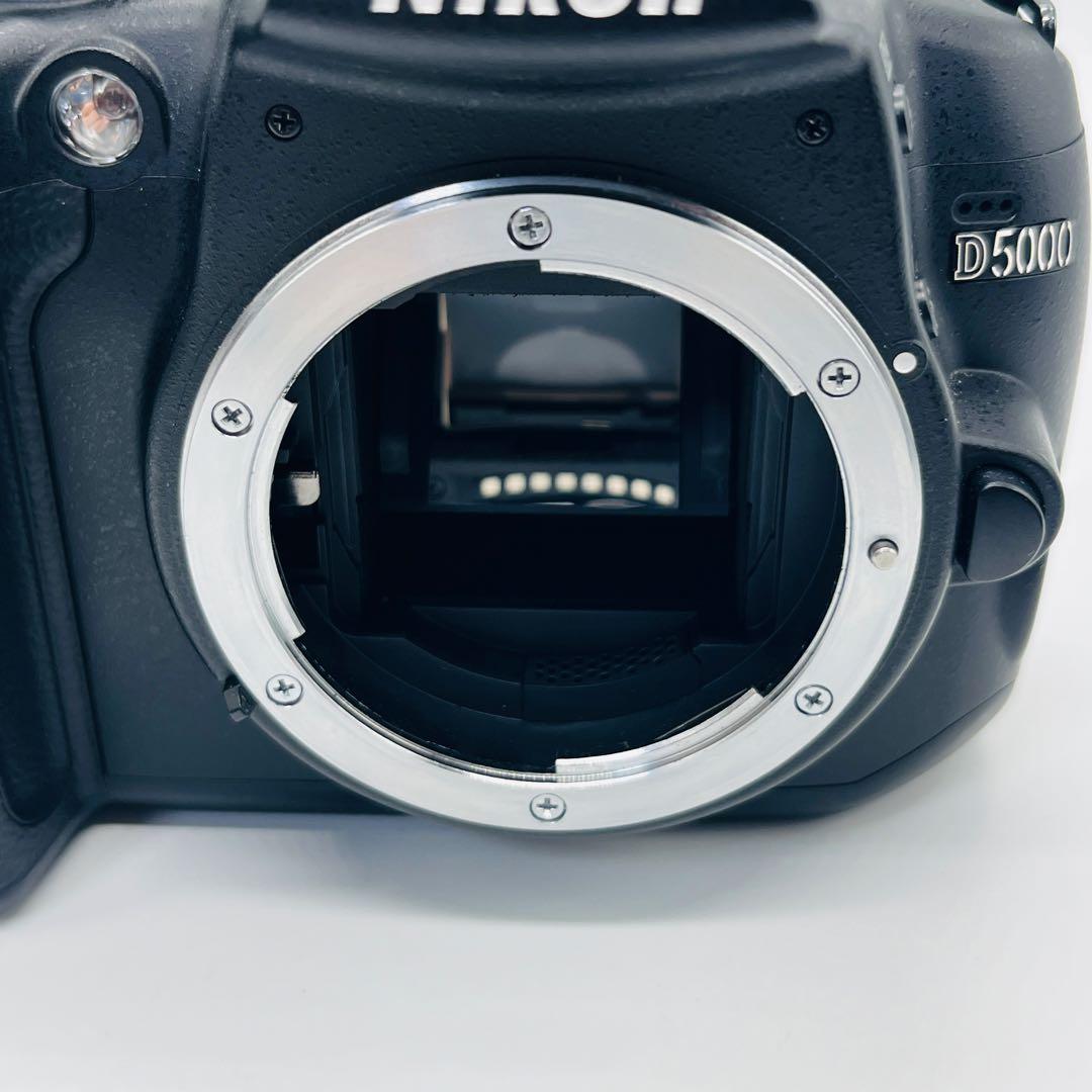 美品　Nikon D5000 ボディ　31386ショット　バッテリー2個付き