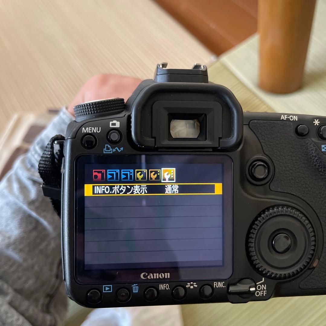 Canon ds126211デジタル一眼レフカメラ 本体とレンズ
