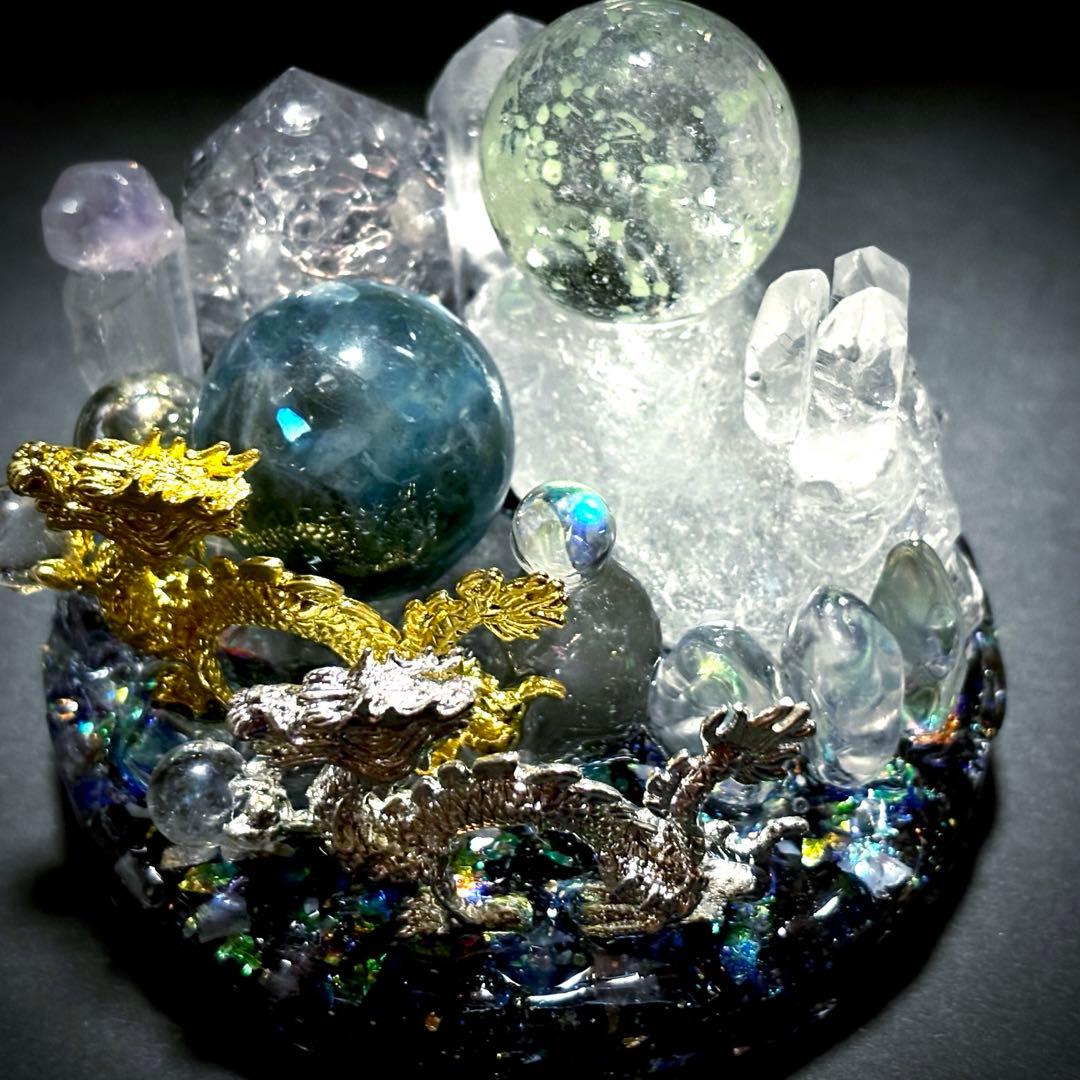 ✨宝水晶を掴む龍✨金龍✨銀龍✨宇宙✨アイオライト✨ラブラドライト✨水晶✨