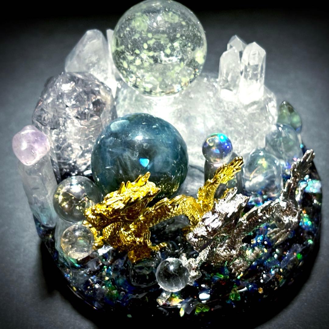 ✨宝水晶を掴む龍✨金龍✨銀龍✨宇宙✨アイオライト✨ラブラドライト✨水晶✨
