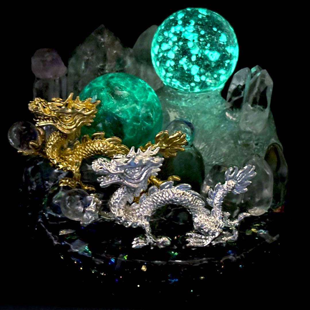 ✨宝水晶を掴む龍✨金龍✨銀龍✨宇宙✨アイオライト✨ラブラドライト✨水晶✨