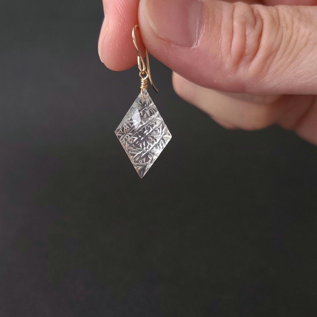 天然石 14kgf クリスタル*バックカービングの一粒ピアス　金属アレルギー対応
