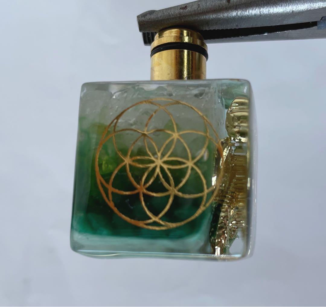 すず☆らん/LED付/金龍・エメラルド×ペリドット×水晶　オルゴナイト