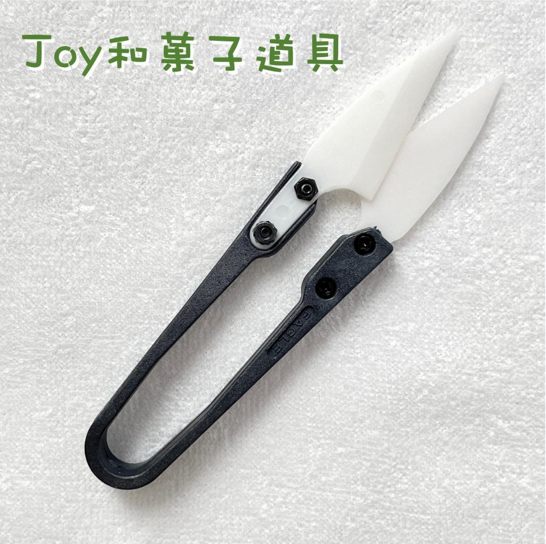 和菓子道具　【菊芯三角棒、筋入り押し棒、製菓鋏、裏漉し、押し棒、絹布巾、平板】