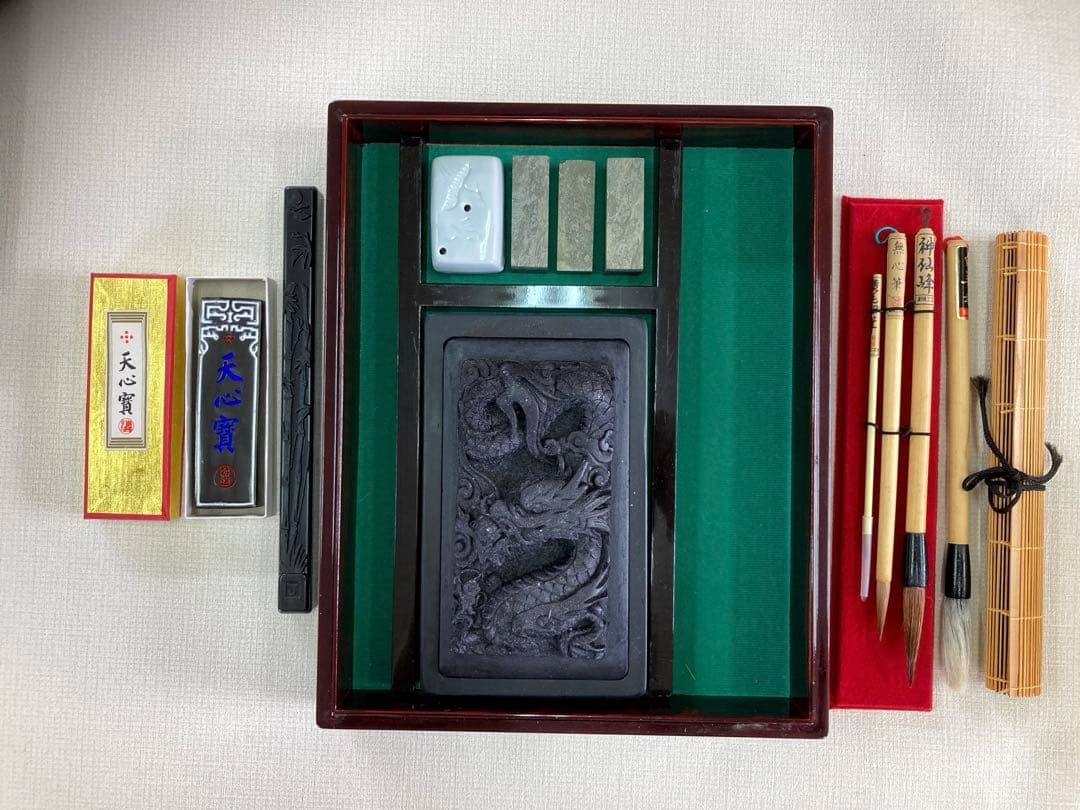 50年程前に 中国の専門店で購入し　気に入りました硯箱にセットしました。