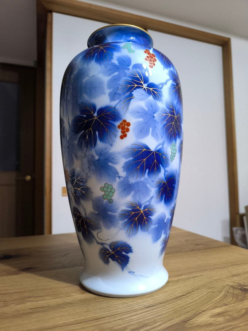 【美品】宮内庁御用達 深川製磁 花瓶 葡萄紋 瑠璃色 金彩 有田焼